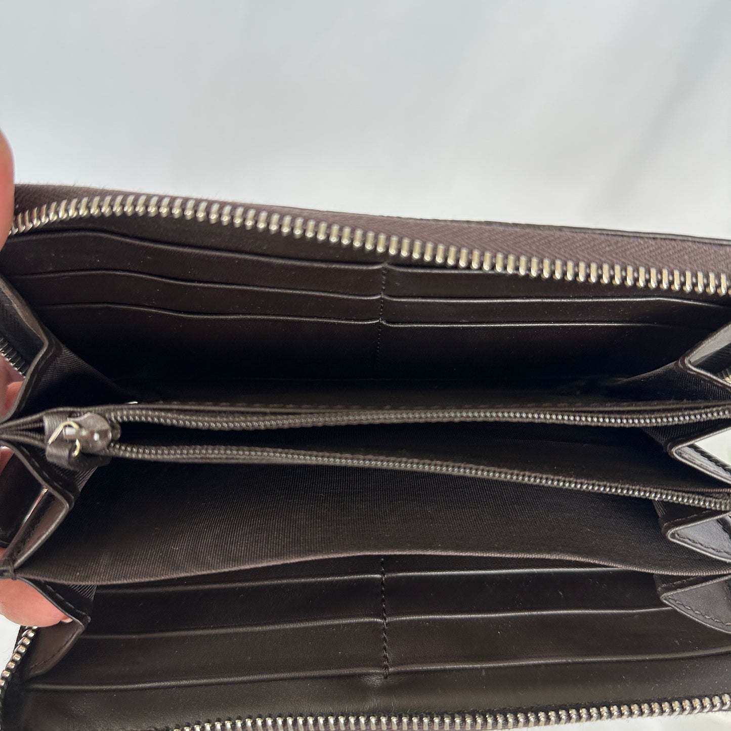 Gucci GG Supreme Canvas Bee Zip Around Wallet