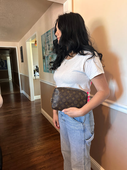 Louis Vuitton Trousse 23