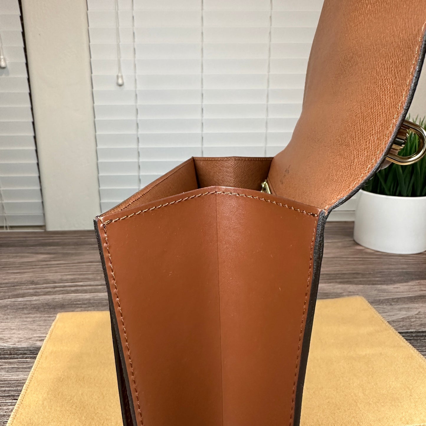 Louis Vuitton Monceau 28