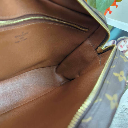 Louis Vuitton Trocadero 27 Crossbody Bag
