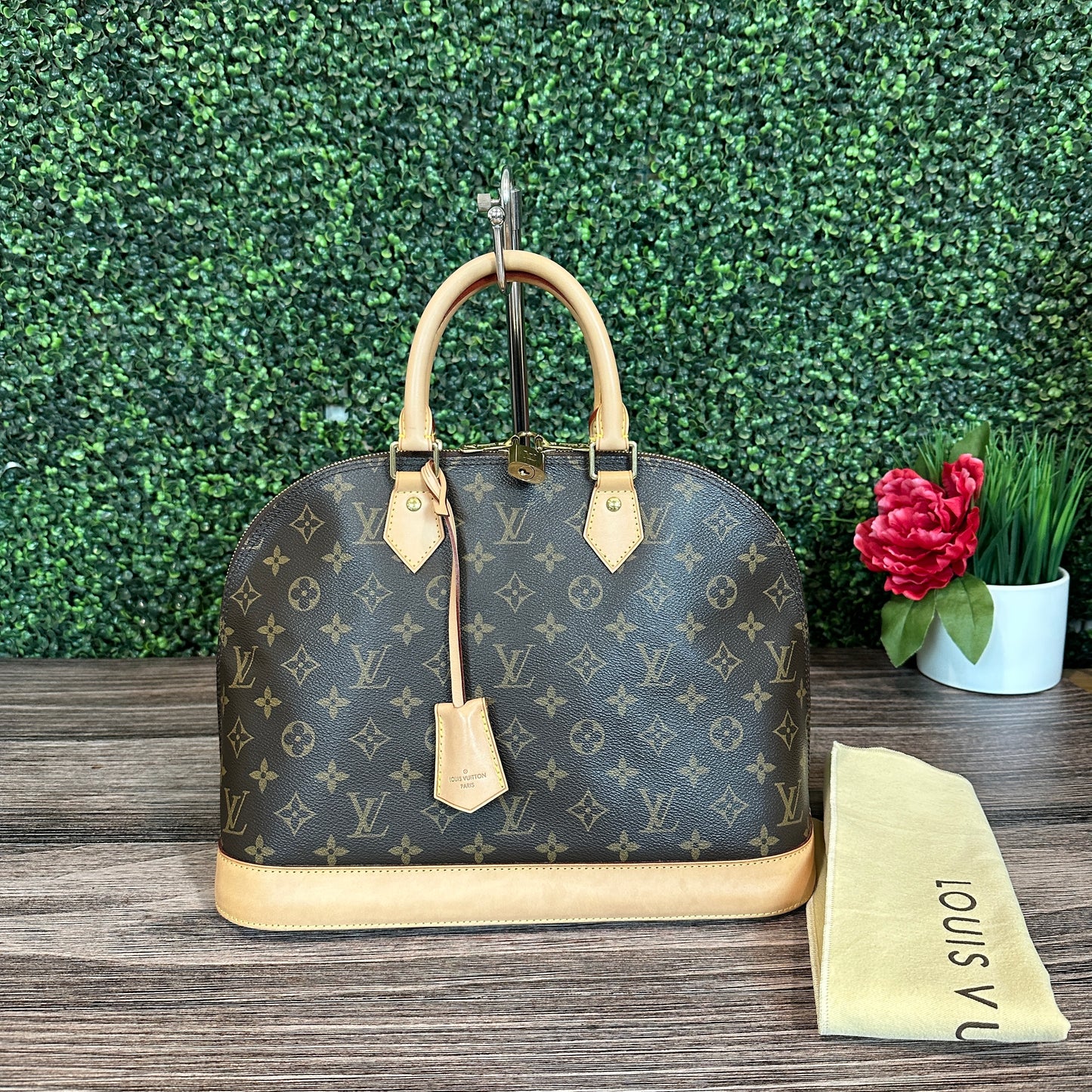 Louis Vuitton Alma MM Monogram