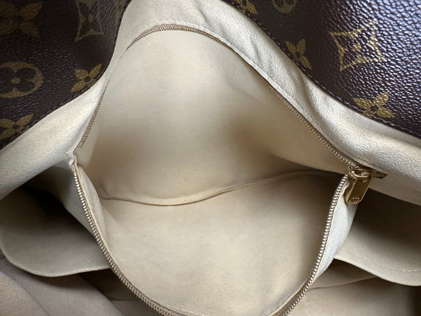 Louis Vuitton Artsy MM Monogram Canvas