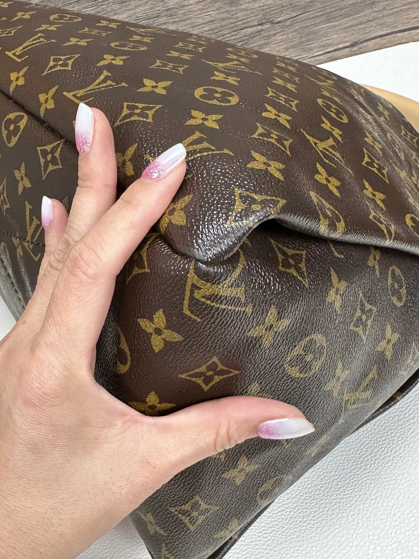 Louis Vuitton Artsy MM Monogram Canvas