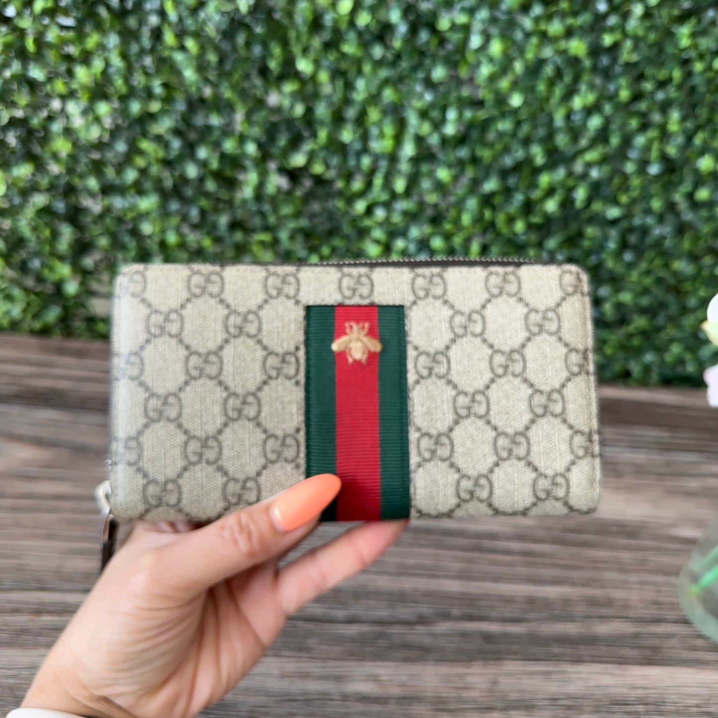 GUCCI Web GG Supreme Bee Zip Wallet