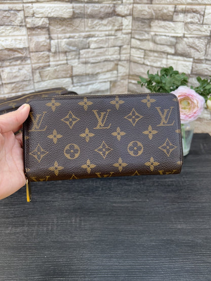 Zippy Wallet Monogram Canvas