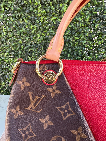 V Tote BB Cerise Leather Moogram Canvas