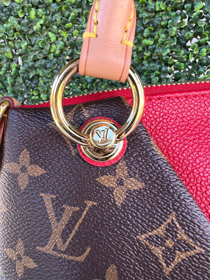 V Tote BB Cerise Leather Moogram Canvas