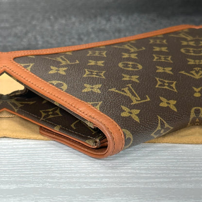 Vintage Dame Clutch