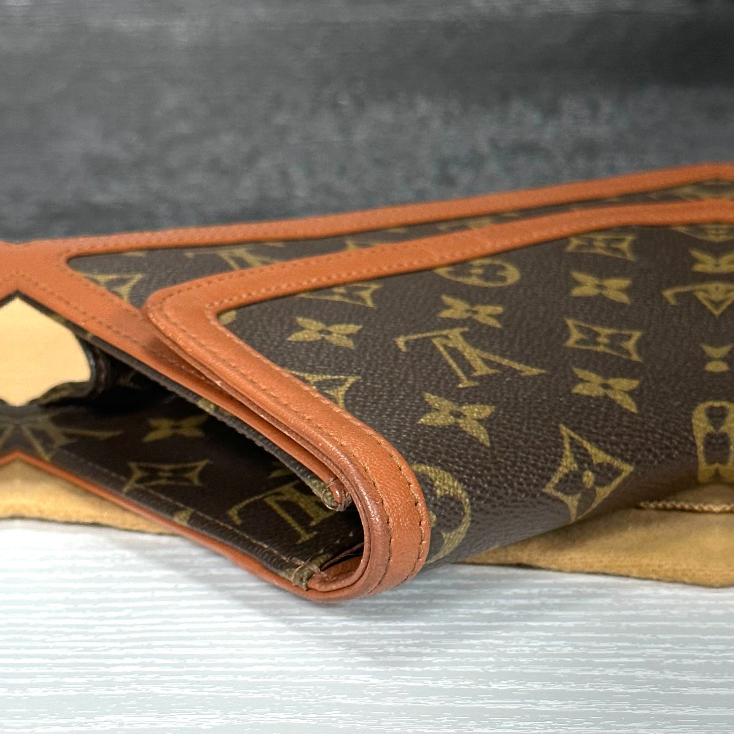 Vintage Dame Clutch