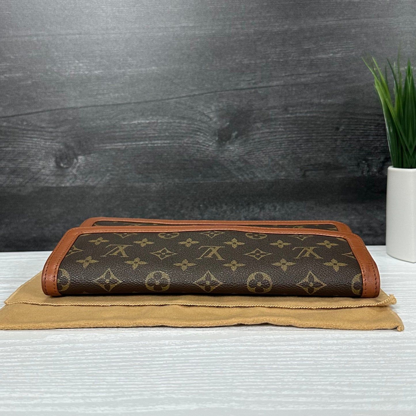 Vintage Dame Clutch