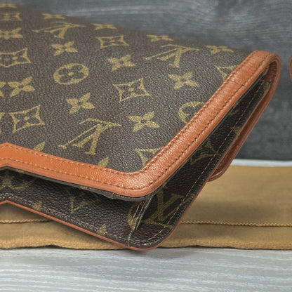 Vintage Dame Clutch