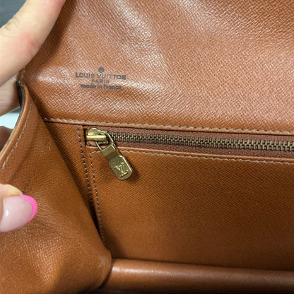 Vintage Dame Clutch